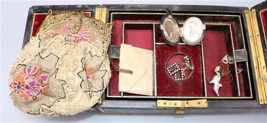 Victorian purse complete with vanity mirror and a jewellery box & contents